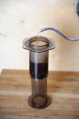 Nesneler için alternatif kahve bir ahşap arka plan üzerinde bira... özel kahve. Damla yapımcısı gelen su akışı dökülen