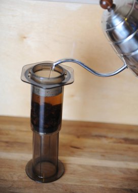 Nesneler için alternatif kahve bir ahşap arka plan üzerinde bira... özel kahve. Damla yapımcısı gelen su akışı dökülen