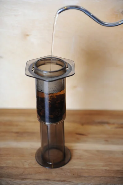 Предметы для альтернативного кофе пивоварения на деревянном фоне.. специальности кофе. Поток воды из капельницы — стоковое фото