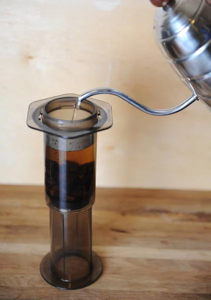 Предметы для альтернативного кофе пивоварения на деревянном фоне.. специальности кофе. Поток воды из капельницы — стоковое фото