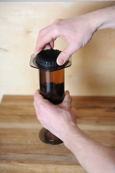Предметы для альтернативного кофе пивоварения на деревянном фоне.. специальности кофе. Черный фильтр — стоковое фото