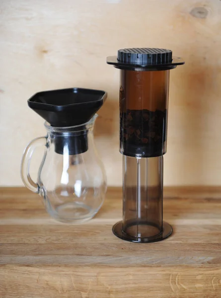 Предметы для варки альтернативного кофе на деревянном фоне. Специальный кофе. Капельница кофе и стеклянный кувшин сервер — стоковое фото
