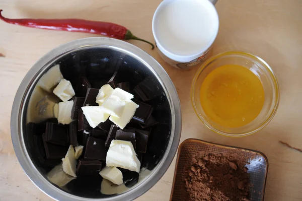 Ingredientes para trufas de chocolate em um fundo de madeira leve. Vista superior — Fotografia de Stock