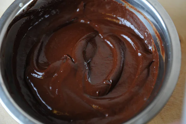 The texture of melted chocolate. In a steel bowl. Close-up — Stock Photo, Image