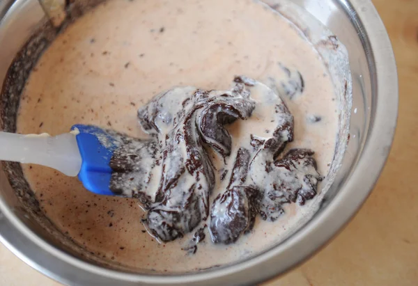 搅拌融化的巧克力和液体奶油。准备甜点的过程 — 图库照片
