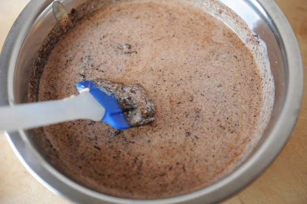 Смешивание расплавленного шоколада и жидкого крема. Процесс приготовления десерта — стоковое фото