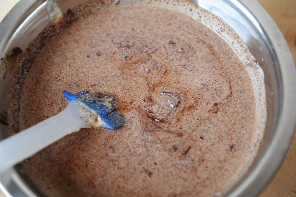Eritilmiş çikolata ve sıvı krem karıştırma. Tatlı hazırlama süreci — Stok fotoğraf