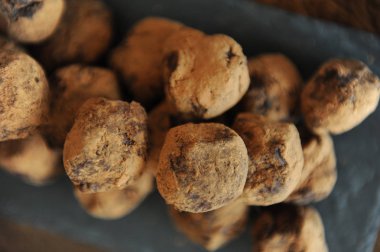 Çikolata truffles kakao serpilir. Ahşap arka plan kayrak tahtada. Yakın çekim, doku