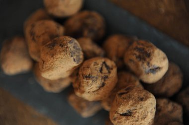 Çikolata truffles kakao serpilir. Ahşap arka plan kayrak tahtada. Yakın çekim, doku