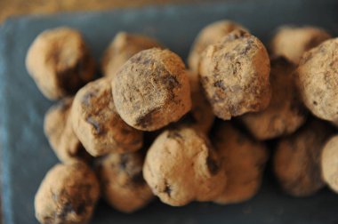 Çikolata truffles kakao serpilir. Ahşap arka plan kayrak tahtada. Yakın çekim, doku