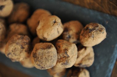 Çikolata truffles kakao serpilir. Ahşap arka plan kayrak tahtada. Yakın çekim, doku