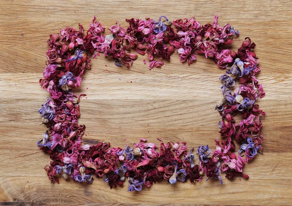 Frame van gedroogde bloemen op een houten achtergrond. Vintage — Stockfoto