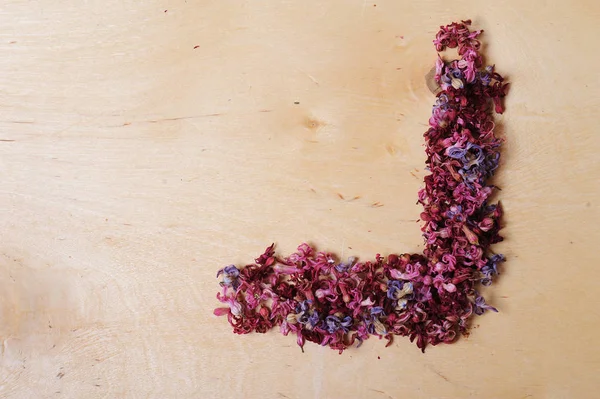 Hoek van gedroogde bloemen op een houten achtergrond. Vintage — Stockfoto