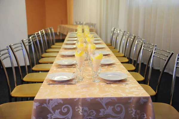 Pequeño presupuesto barato salón de banquetes —  Fotos de Stock