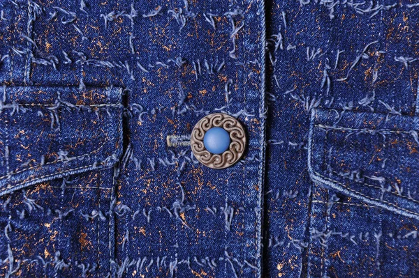Texture di denim blu con fili d'oro. Bellissimo bottone blu, tasche — Foto Stock