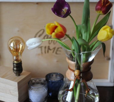 Çiçek Lale vazo gibi kahve bira için bir cam kap içinde.