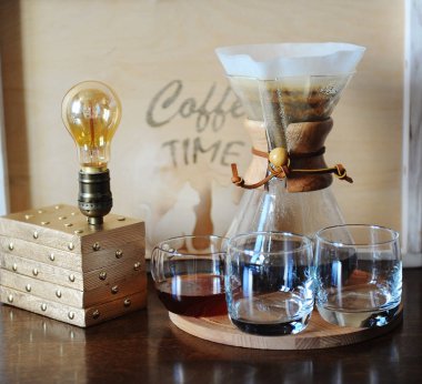 Alternatif kahve filtrede bira. Cam şişeler. Edison ampul ile masa lambası