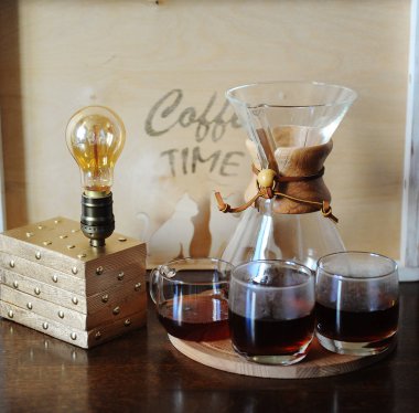 Alternatif kahve filtrede bira. Cam şişeler. Edison ampul ile masa lambası