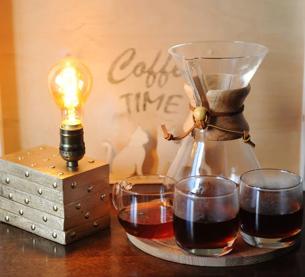 Alternatif kahve filtrede bira. Cam şişeler. Edison ampul ile masa lambası — Stok fotoğraf