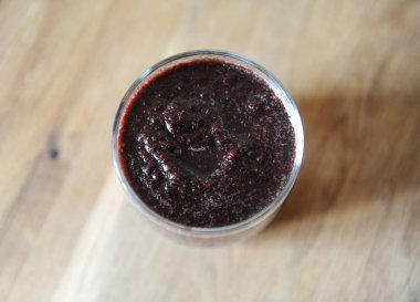 Bir cam Murrey smoothies yakın çekim. Ahşap doku