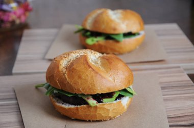 Kraft kağıt üzerinde berry soslu hamburger