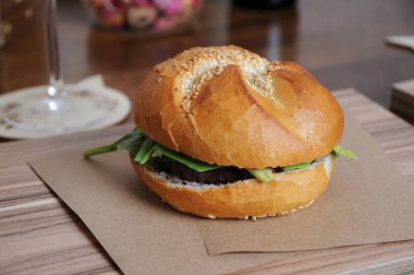 Kraft kağıt üzerinde berry soslu hamburger