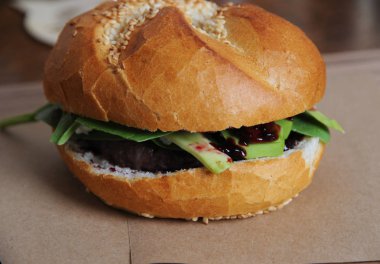 Kraft kağıt üzerinde berry soslu hamburger