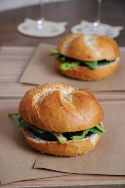 Kraft kağıt üzerinde berry soslu hamburger