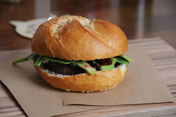 Kraft kağıt üzerinde berry soslu hamburger