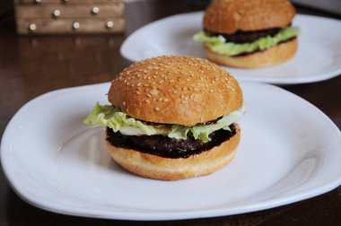 Beyaz plakaları berry soslu iki hamburger