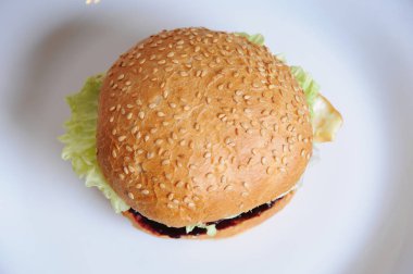 Burger beyaz tabak Üstten Görünüm