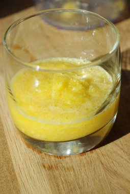 Sarı smoothies cam yakın çekim