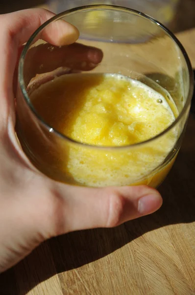 Sarı smoothies cam yakın çekim — Stok fotoğraf