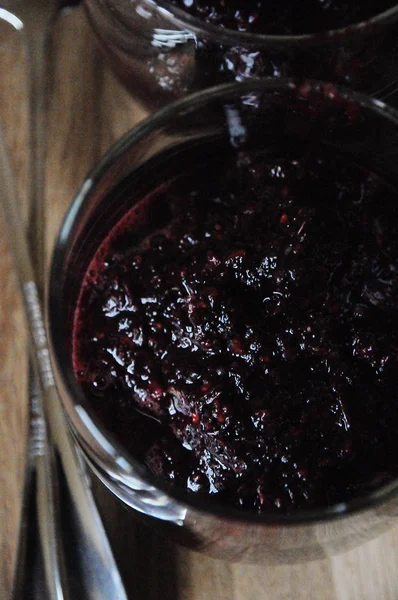 Berry smoothies i glas nära ovanifrån upp, — Stockfoto
