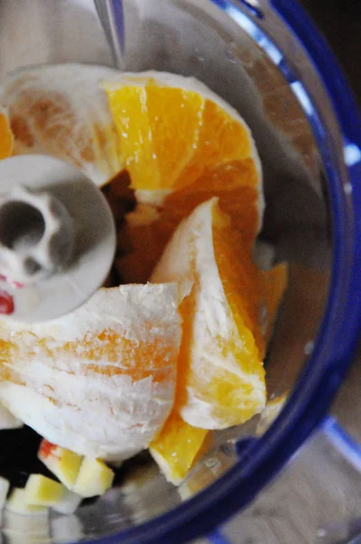 Portakal ve diğer meyve blender kabı, üstten görünüm — Stok fotoğraf