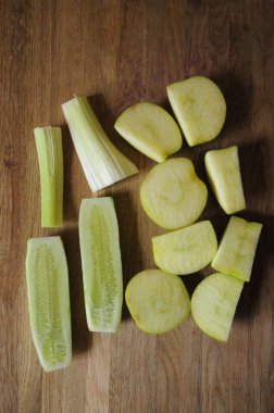 Elma, salatalık ve kereviz ahşap tahta tepesinde görüntüleyin. Smoothies için malzemeler