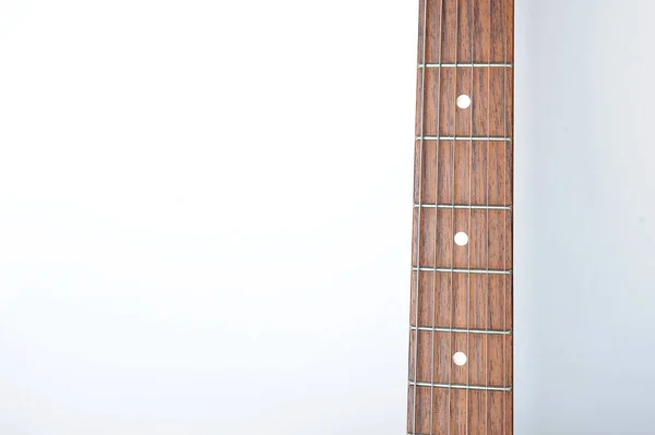 ギターのネックを白い背景上の文字列、デザイン用の空き容量 — ストック写真