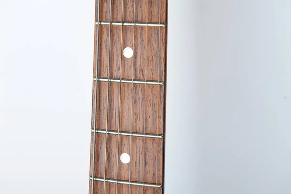 Gitarrenhals mit Saiten auf weißem Hintergrund, Freiraum für Gestaltung — Stockfoto