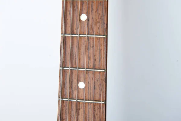 Cuello de guitarra con cuerdas sobre fondo blanco, espacio libre para el diseño —  Fotos de Stock