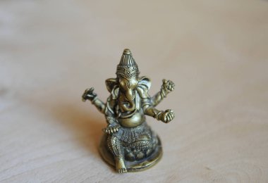 Hafif bir arka plan üzerinde yaldızlı Ganeshas şekil