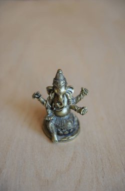 Hafif bir arka plan üzerinde yaldızlı Ganeshas şekil