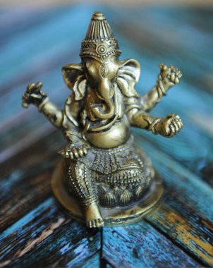 Ganesha yaldızlı fil figürü bir parlak renkli parke zemin üzerine