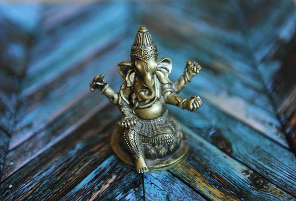 Vergulde olifant figuur van Ganesha op een achtergrond van de fel gekleurde parket — Stockfoto