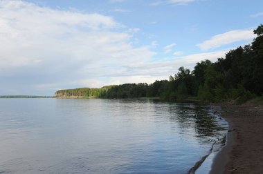 Manzara bir yaz açık gün su. Mavi gökyüzü, bulutlar. Uzak Adaları