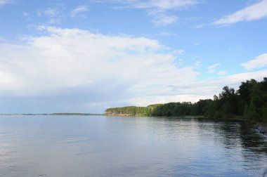 Manzara bir yaz açık gün su. Mavi gökyüzü, bulutlar. Uzak Adaları