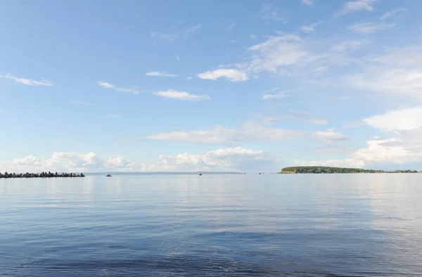 Landschap van water op een heldere dag zomer. Blauwe hemel, wolken. Eilanden ver weg — Stockfoto