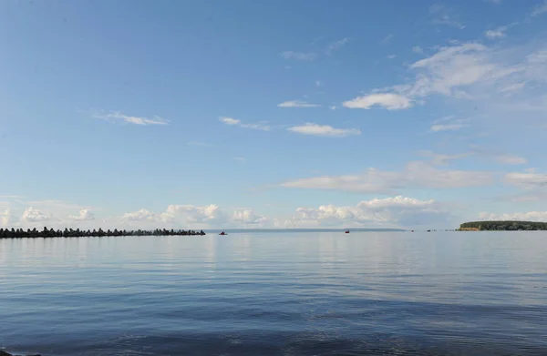 Wasserlandschaft an einem klaren Sommertag. blauer Himmel, Wolken. Inseln weit weg — Stockfoto