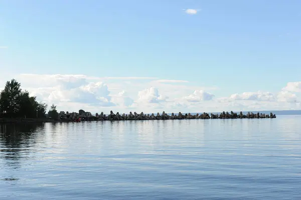 Vatten landskap på en klar dag sommar. Blå himmel, moln. Öar långt bort — Stockfoto