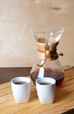 Bira kahve filtre ile alternatif. Rustik arka plan, beyaz bardak