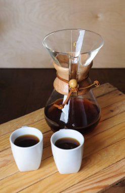 Bira kahve filtre ile alternatif. Rustik arka plan, beyaz bardak